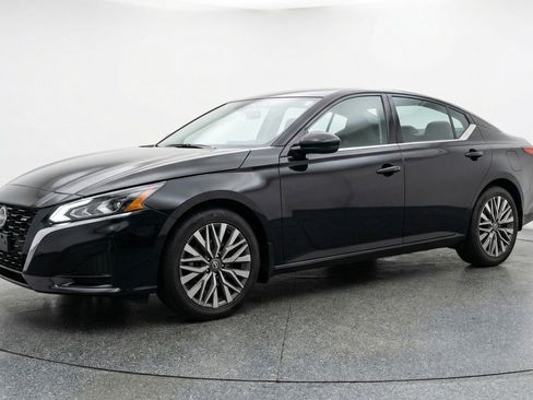 Used 2025 Nissan Altima 2.5 SV image 3