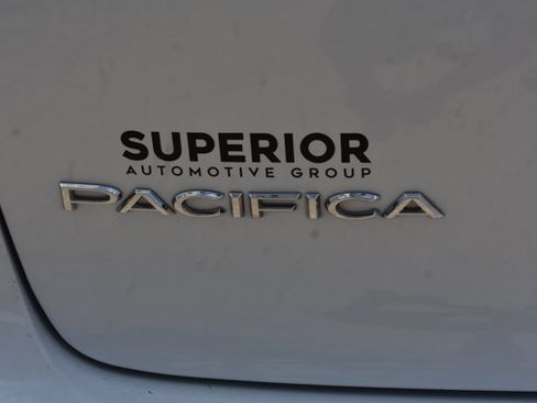 Used 2024 Chrysler Pacifica Touring-L FWD image 7
