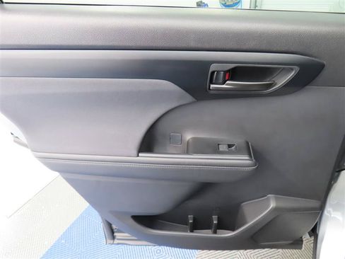 Used 2025 Toyota Highlander LE FWD image 27