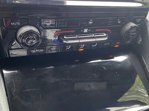 Used 2025 Jeep Grand Cherokee Limited image 22