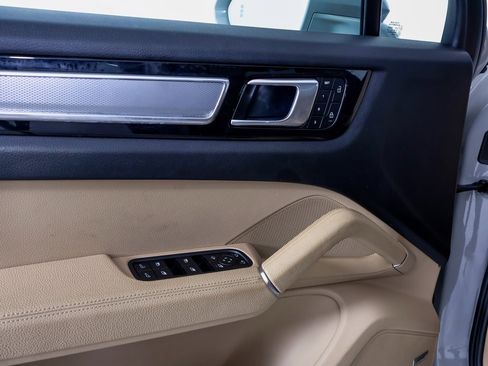 Certified 2023 Porsche Cayenne Platinum Edition image 21