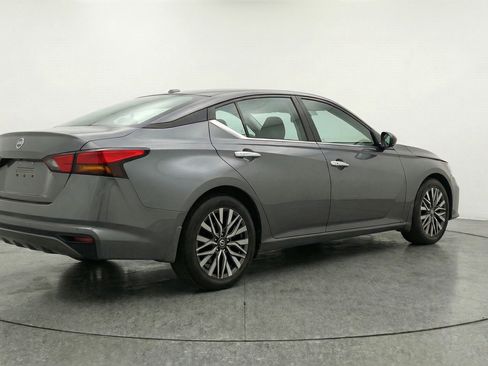 Used 2025 Nissan Altima 2.5 SV image 9