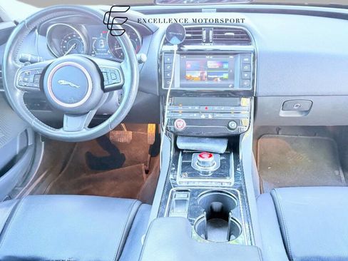 Used 2017 Jaguar XE Premium image 3