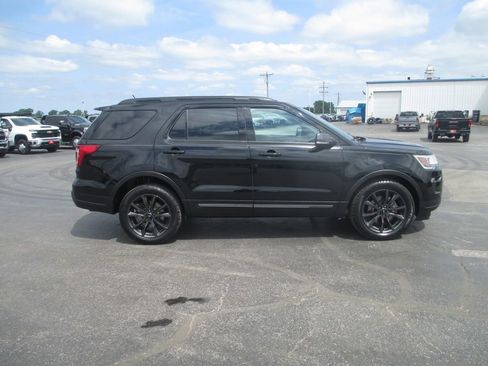 Used 2018 Ford Explorer XLT w/ Equipment Group 202A AWD/4WD image 5