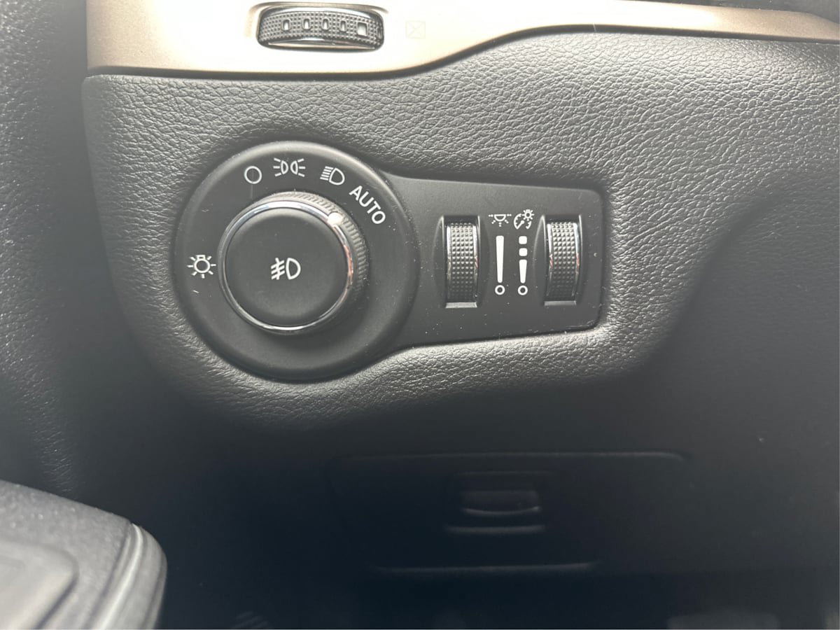 Used 2016 Jeep Cherokee Latitude w/ Safety/Convenience Group AWD/4WD image 20