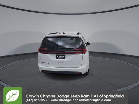 Used 2025 Chrysler Pacifica Limited FWD image 13