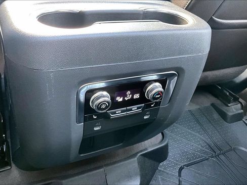 Used 2022 GMC Yukon XL Denali AWD/4WD image 11