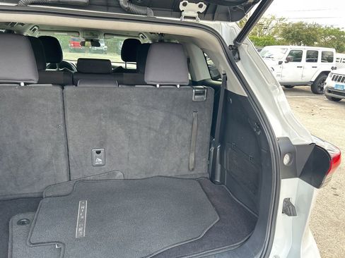 Used 2023 Toyota Highlander L image 32