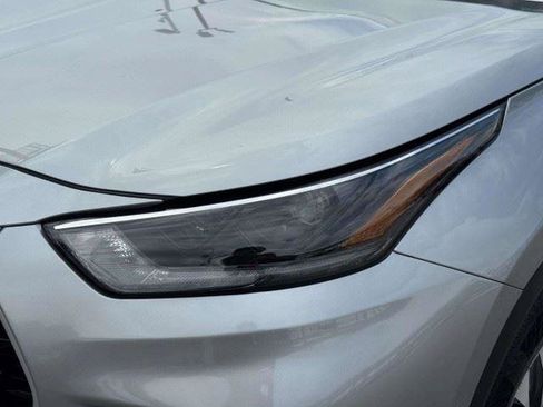 Used 2021 Toyota Highlander XLE AWD/4WD image 13