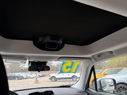 Used 2015 Jeep Renegade Latitude w/ Popular Equipment Group image 19