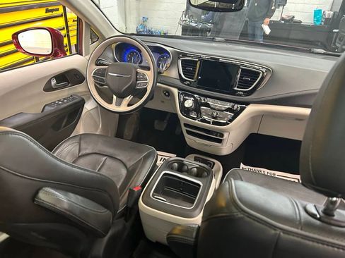 Used 2018 Chrysler Pacifica Limited w/ Tire & Wheel Group FWD image 8