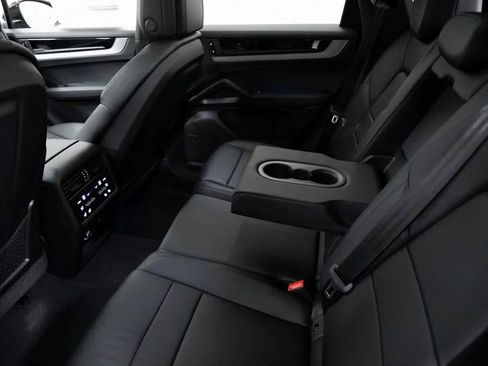Certified 2025 Porsche Cayenne image 27