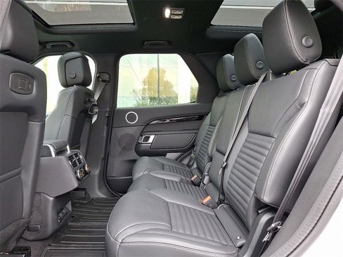 New 2025 Land Rover Discovery S image 5