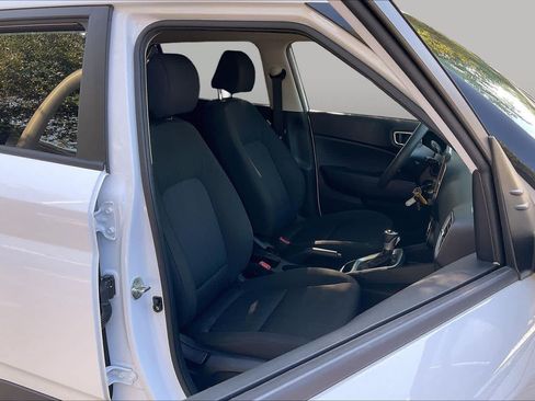 Used 2021 Hyundai Venue SE FWD image 9