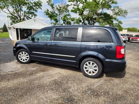 Used 2013 Chrysler Town & Country Touring FWD image 8