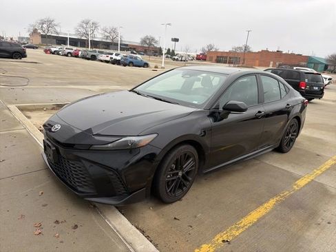 Used 2025 Toyota Camry SE image 3