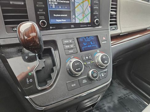 Used 2018 Toyota Sienna Limited image 27