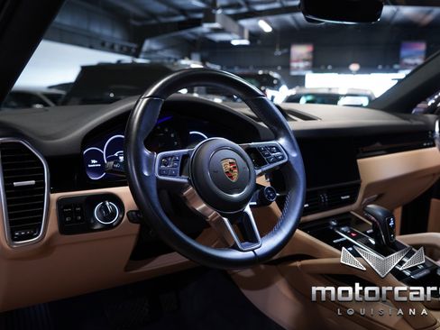 Used 2021 Porsche Cayenne Coupe w/ Premium Package image 22