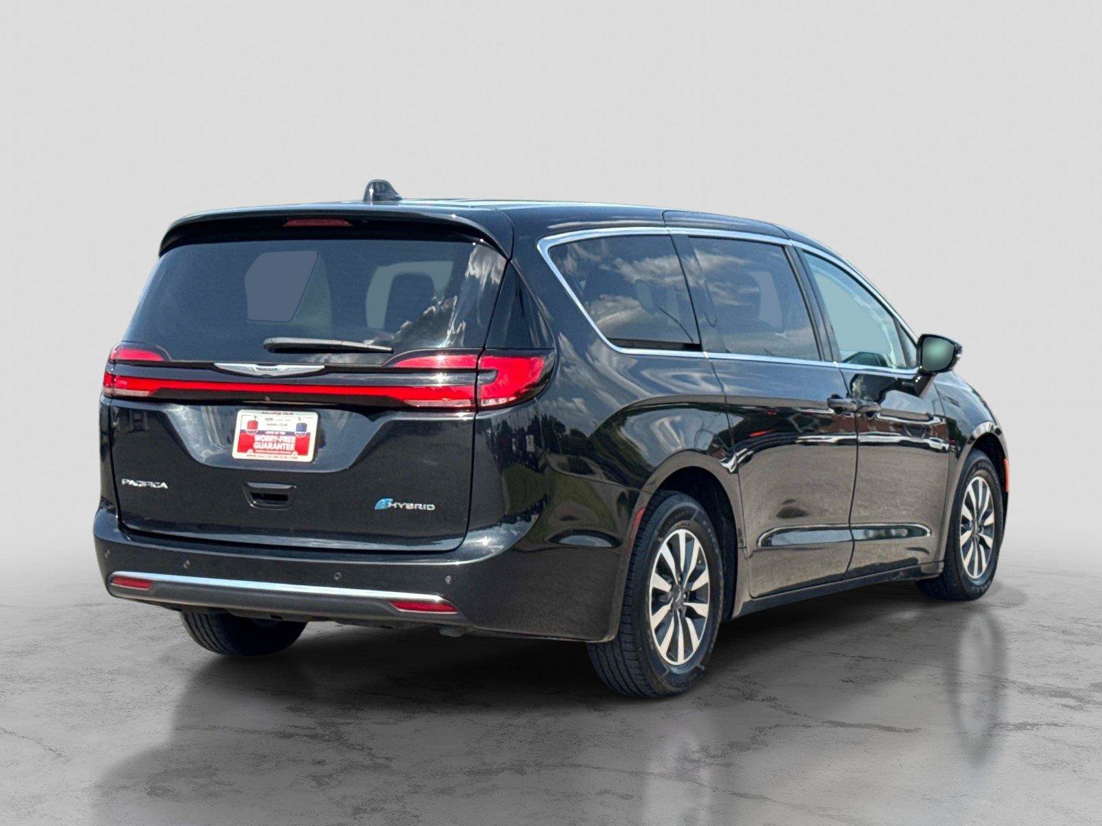 Certified 2024 Chrysler Pacifica Limited FWD image 5