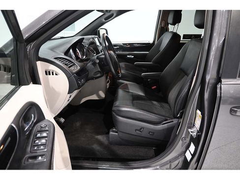 Used 2019 Dodge Grand Caravan SXT FWD image 13