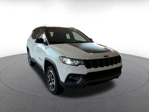 Used 2025 Jeep Compass Trailhawk AWD/4WD image 3