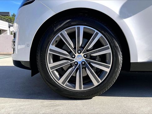 Used 2023 Land Rover Range Rover Long Wheelbase Autobiography image 8