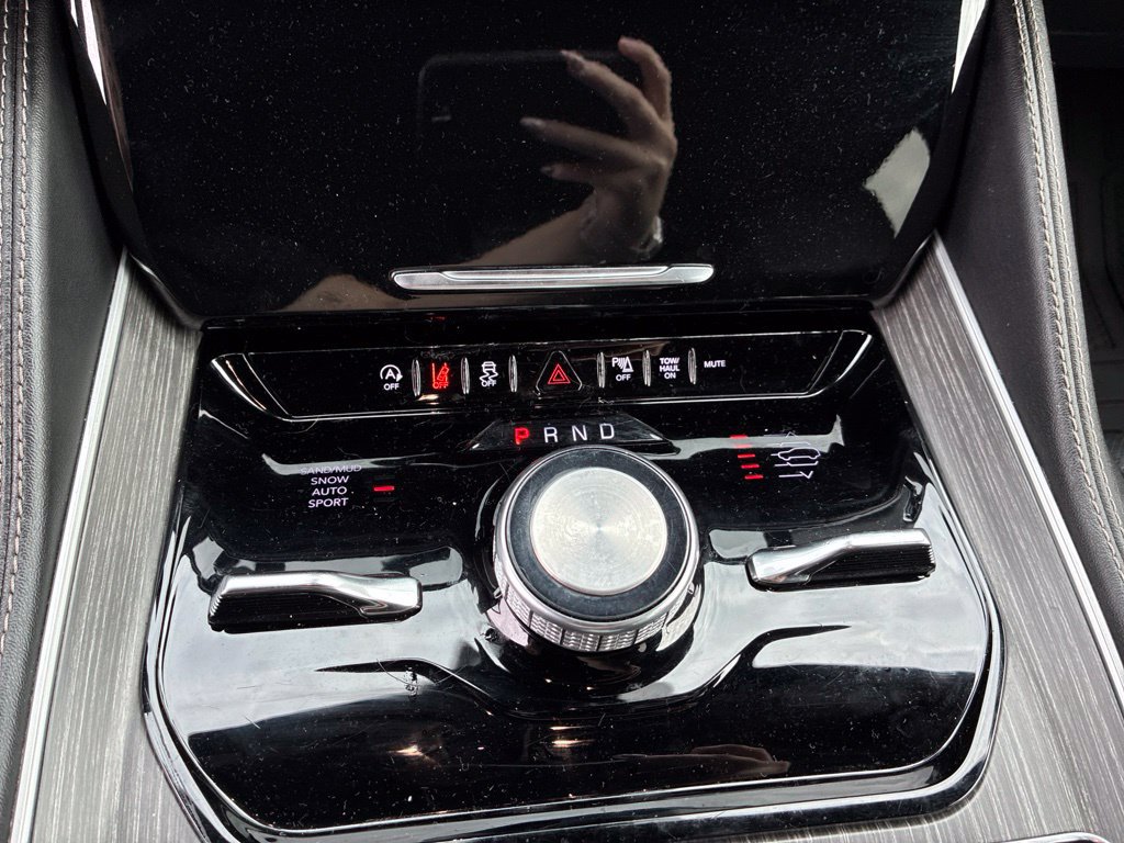 Used 2024 Jeep Wagoneer Series III AWD/4WD image 19