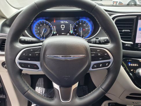 Used 2023 Chrysler Pacifica Touring-L FWD image 15