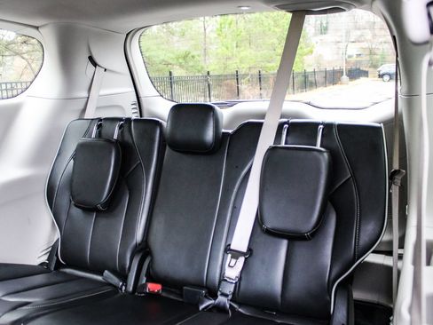 Used 2023 Chrysler Pacifica Limited FWD image 16