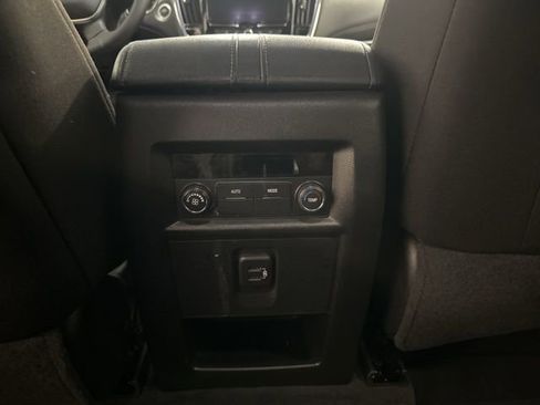 Used 2023 Chevrolet Traverse LT FWD image 30