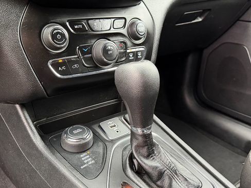 Used 2021 Jeep Cherokee Latitude AWD/4WD image 18