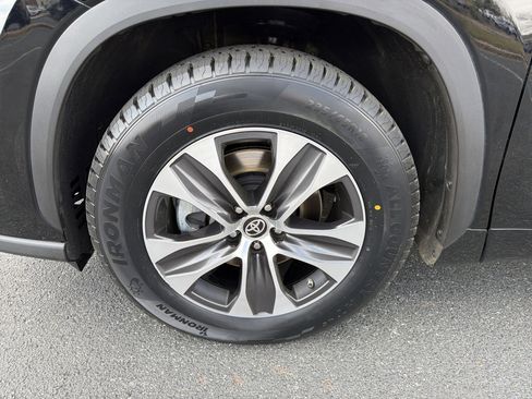 Used 2021 Toyota Highlander XLE image 11