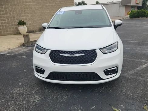 Used 2023 Chrysler Pacifica Touring-L FWD image 2