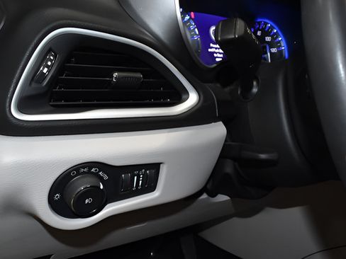 Certified 2024 Chrysler Pacifica Touring-L FWD image 29