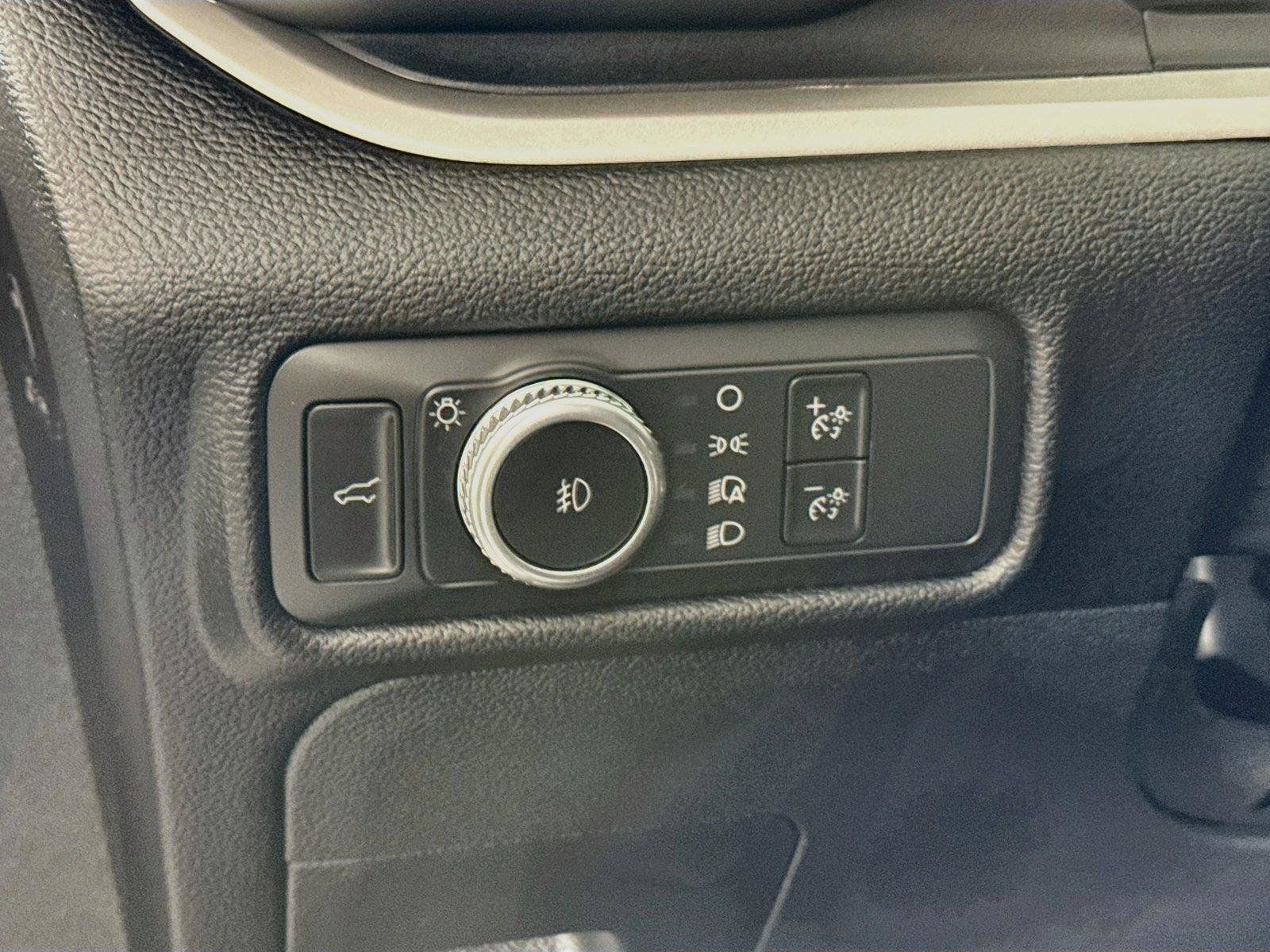 Used 2021 Ford Explorer XLT w/ Equipment Group 202A AWD/4WD image 16