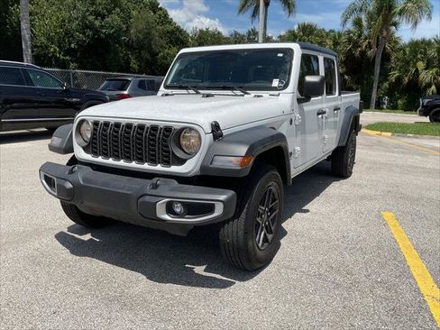 Used 2025 Jeep Gladiator Sport AWD/4WD image 2