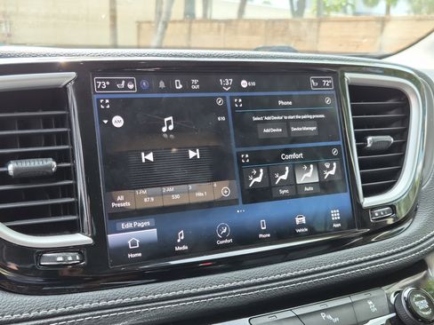 Used 2023 Chrysler Pacifica Touring-L image 28