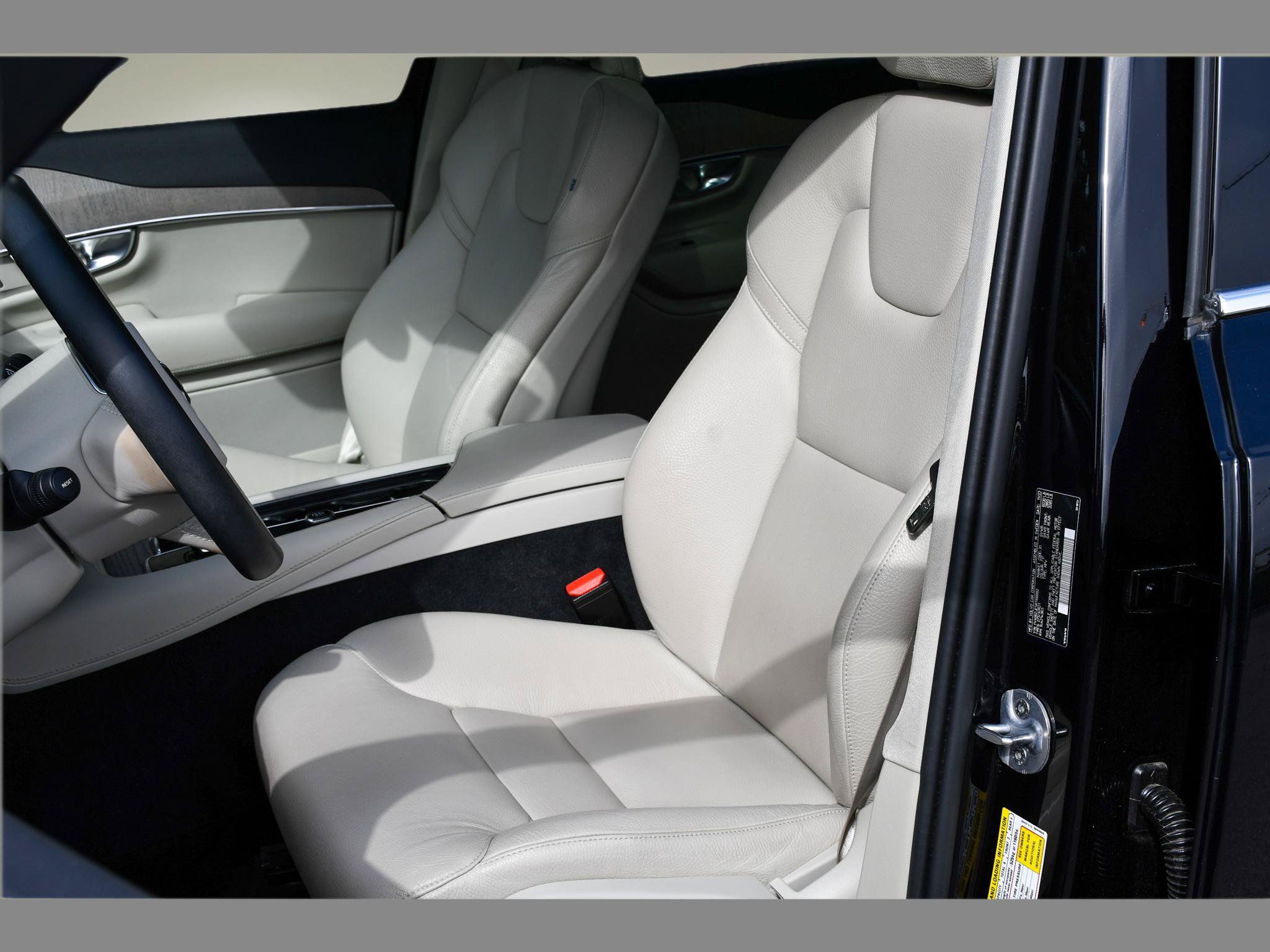 Used 2024 Volvo XC90 B6 Plus w/ Protection Package Premier AWD/4WD image 14