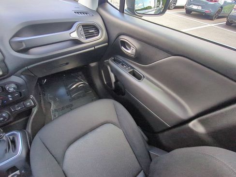 Used 2023 Jeep Renegade Latitude AWD/4WD image 15