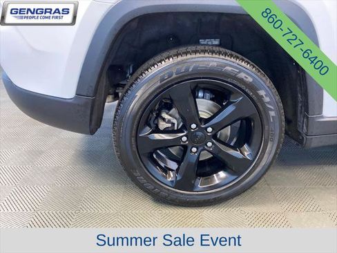 Certified 2025 Jeep Grand Cherokee Altitude AWD/4WD image 35