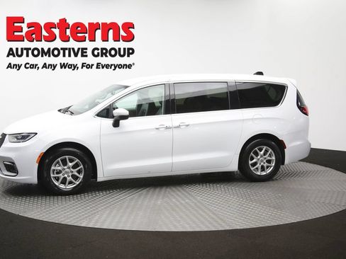 Used 2023 Chrysler Pacifica Touring-L FWD image 59