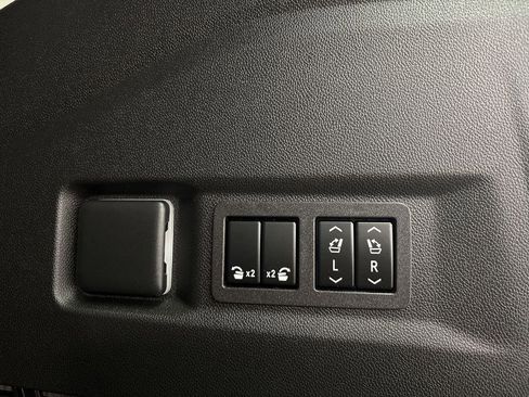 Used 2023 Chevrolet Tahoe Z71 w/ Luxury Package image 31