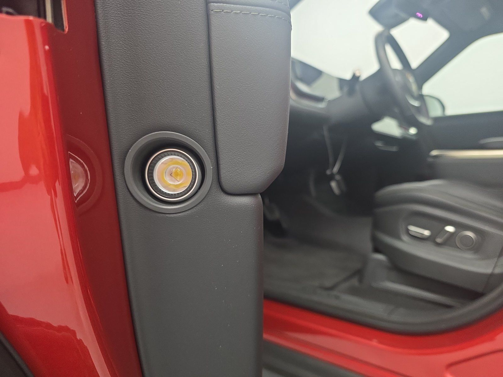 Used 2025 Rivian R1S Adventure Dual AWD/4WD image 32