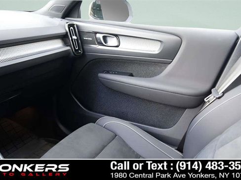 Used 2023 Volvo XC40 B5 Ultimate w/ Protection Package Premier image 32