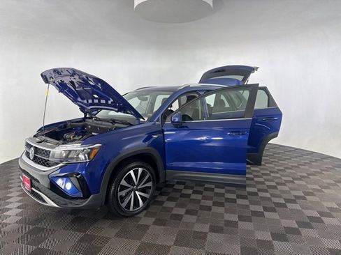 Used 2023 Volkswagen Taos SE w/ Panoramic Sunroof Package image 11