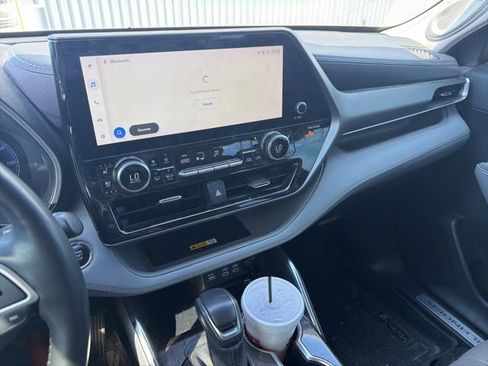 Used 2023 Toyota Highlander Limited image 6