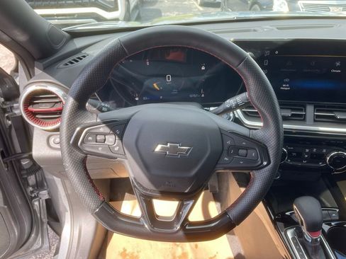 Used 2024 Chevrolet Trax RS w/ Sunroof Package image 13