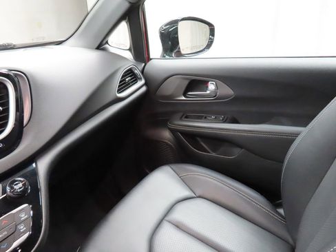 Used 2025 Chrysler Pacifica Select FWD image 23