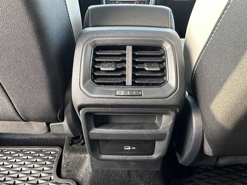 Used 2025 Volkswagen Taos SE w/ Panoramic Sunroof Package image 11