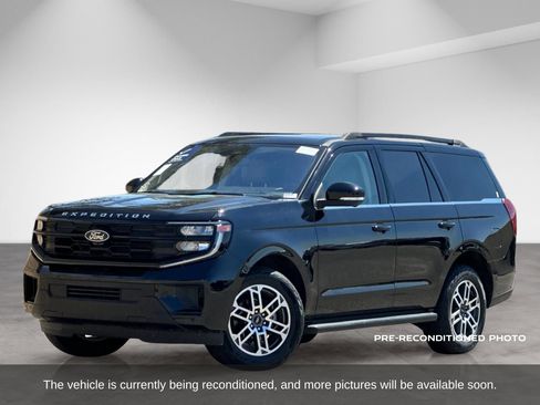 Used 2025 Ford Expedition Active AWD/4WD image 2